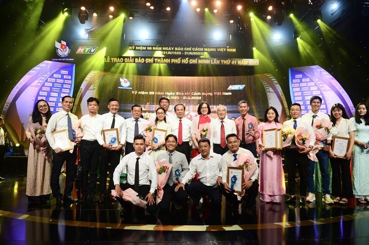 Nhóm tác giả đoạt Giải Báo chí TP.HCM lần 41 năm 2023  - Ảnh: HOÀNG TRIỀU